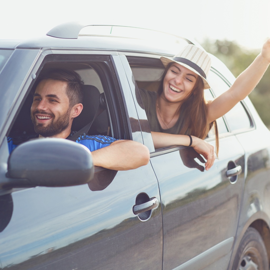 Familia viajando en auto contenta. Seguro de auto