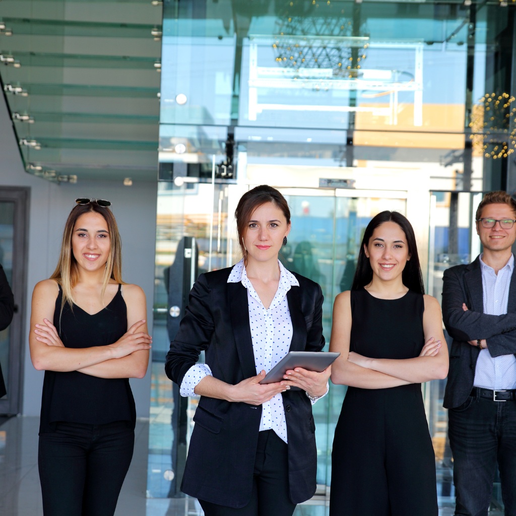 Empleados de oficina parados mirando de frente